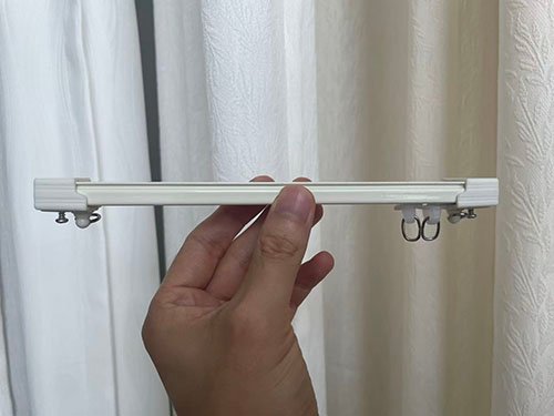 How Curtain Track Materials (Aluminum vs. Plastic vs. Steel) Affect Performance？