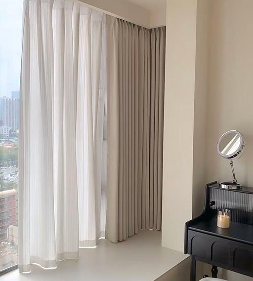 Why Are Interior Designers Choosing Rail Systems Over Poles?