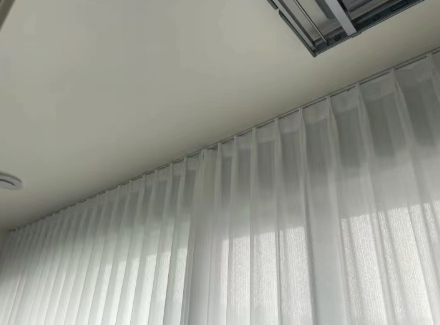 Heavy-Duty vs. Lightweight Curtain Track A side-by-side comparison of a heavy-duty curtain track profile and a lightweight one.
