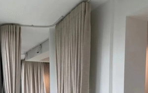 Close-up cross-section of a heavy-duty curtain track profile, with a diagram showing its load-bearing engineering, representing its strength.