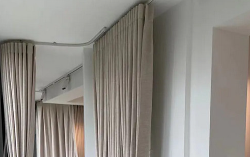 Close-up cross-section of a heavy-duty curtain track profile, with a diagram showing its load-bearing engineering, representing its strength.